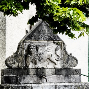 foto di Der Löwe des Brunnens von Chiusaforte