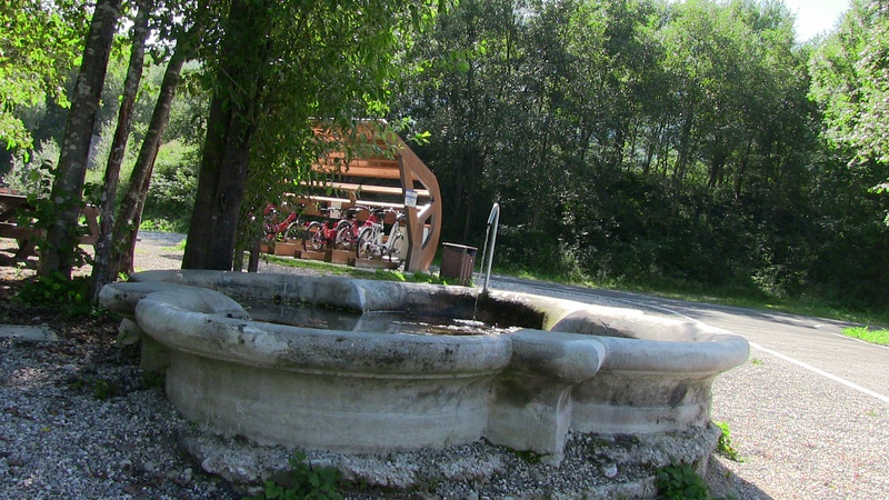 Trinkbrunnen auf Ebene von Fusine