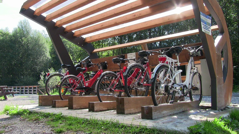 Bikesharing-Standort beim Wohnmobilstellplatz von Fusine Val Romana